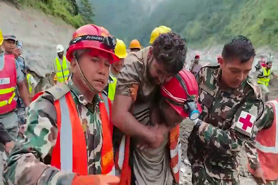 Rescatados en Nepal dos trabajadores que pasaron nueve días atrapados por el deslave